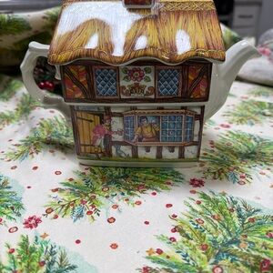 Sadler  Country Village Ceramic Piece